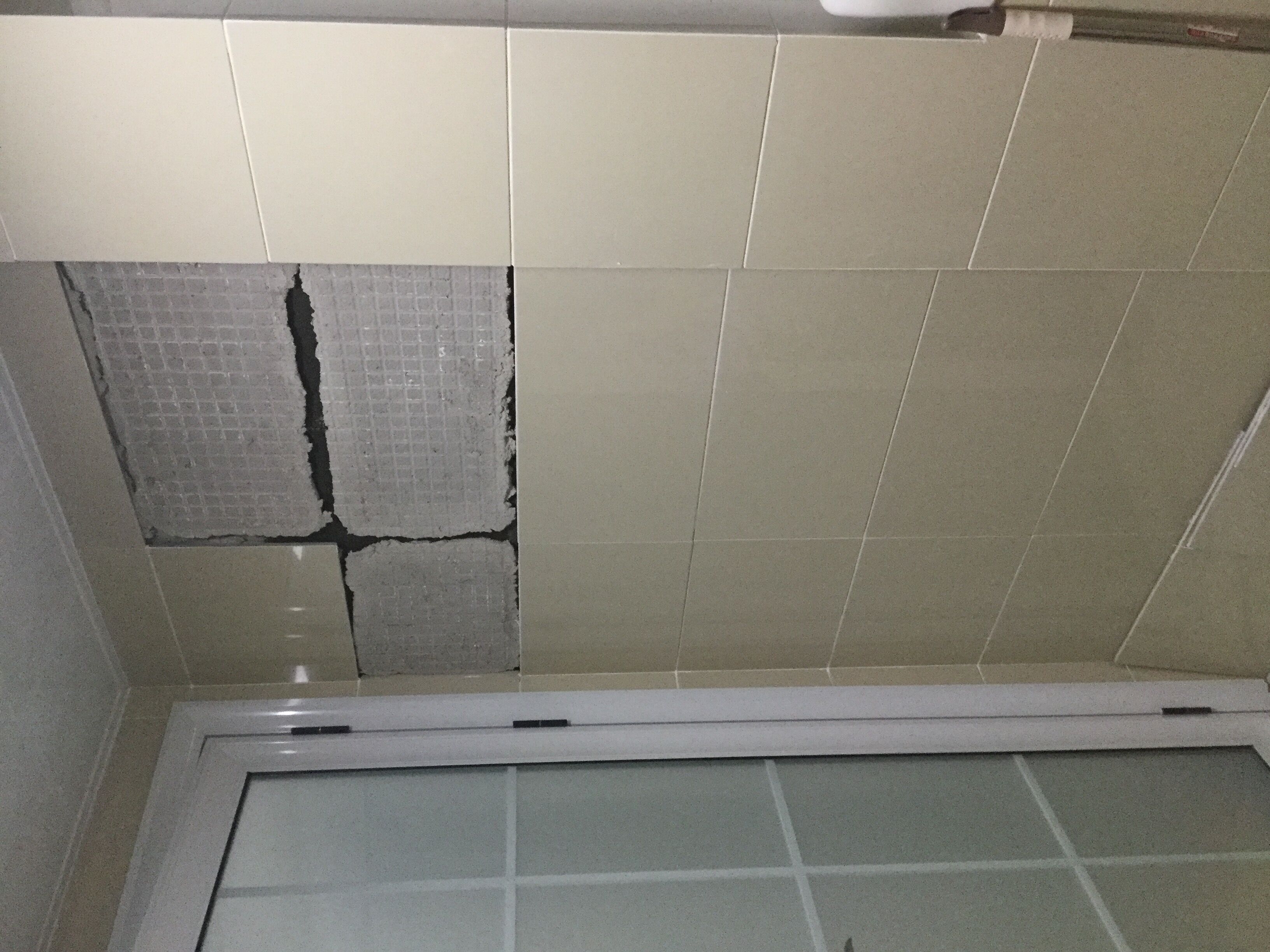 阳台墙砖都空了(阳台的砖空了 会不会掉)